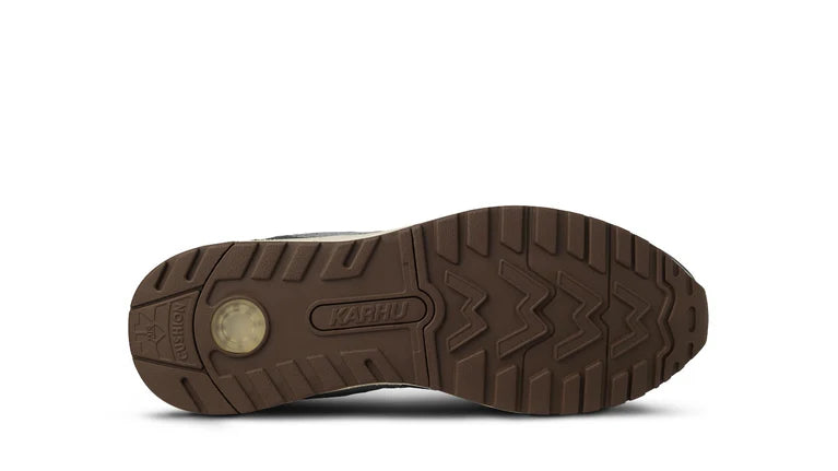 KARHU Legacy 96 x MÖLKKY Corona d'alloro Tortora caldo