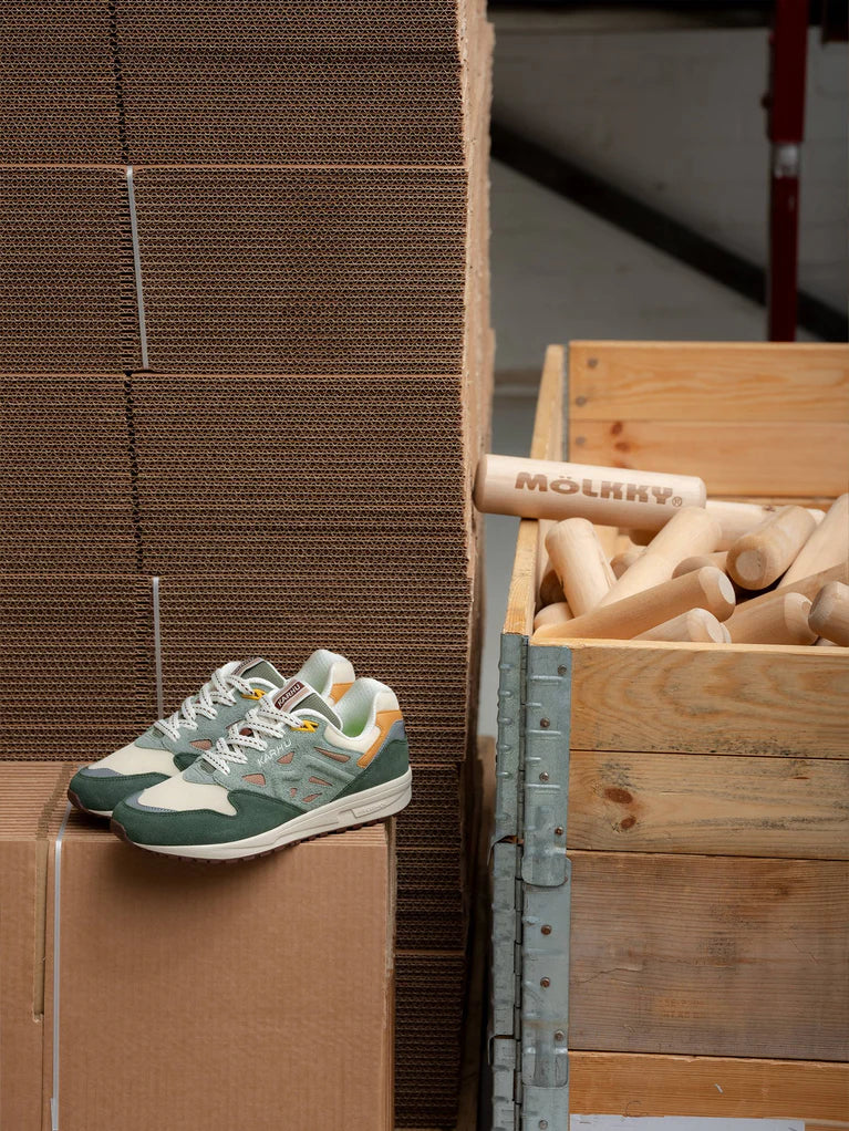KARHU Legacy 96 x MÖLKKY Corona d'alloro Tortora caldo