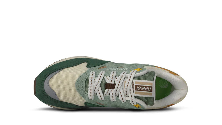KARHU Legacy 96 x MÖLKKY Corona d'alloro Tortora caldo