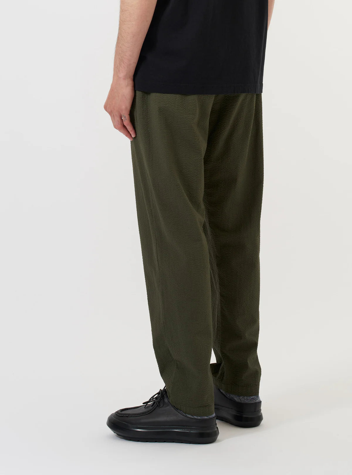 UNIVERSAL WORKS Chino Militare Seersucker Merida Oliva