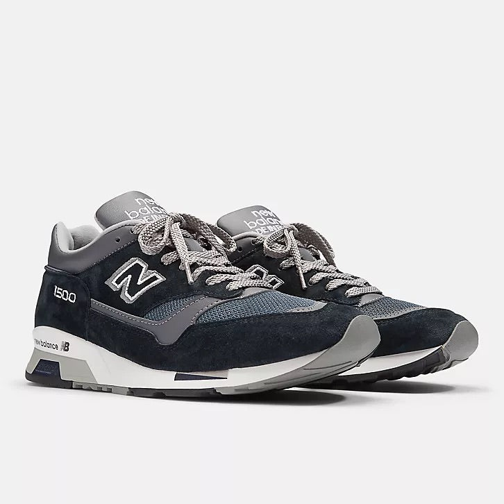 NEW BALANCE 1500 Bleu marine avec blazer bleu marine et perle fumée, fabriquées au Royaume-Uni