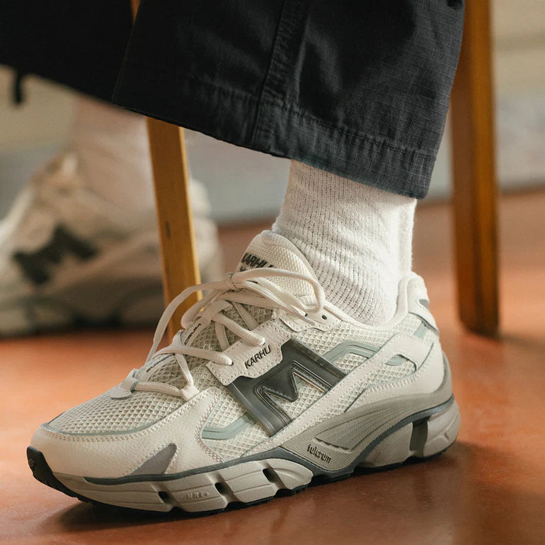 KARHU Super Fulcrum Blanc De Blanc Dark Gull Grey