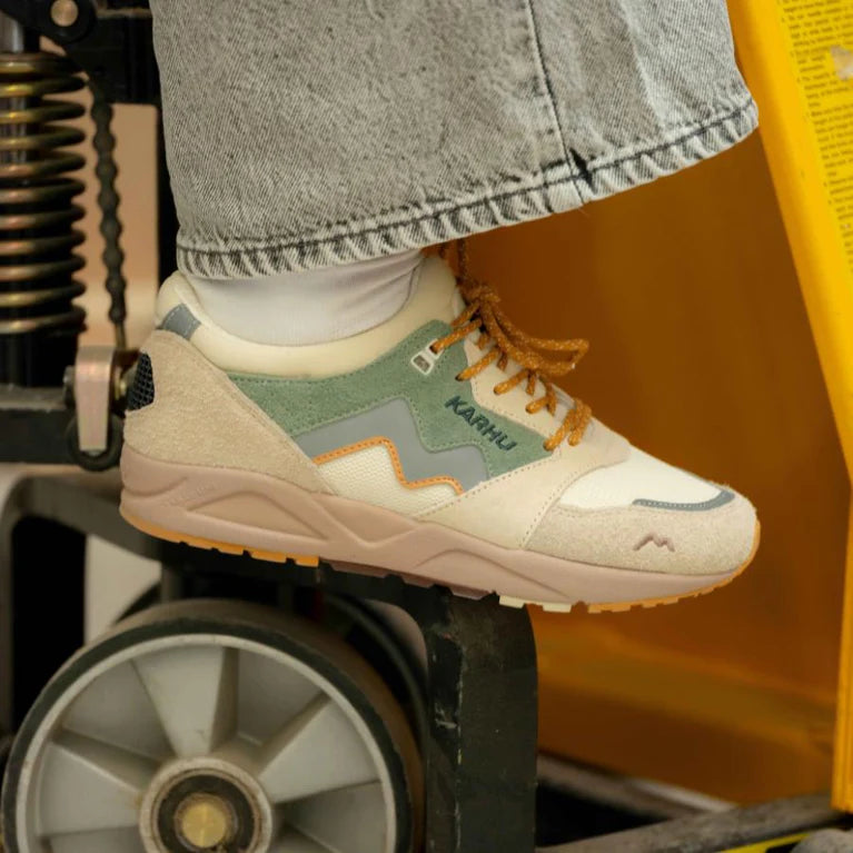 KARHU Aria 95 x MÖLKKY Turtledove Iceberg Green