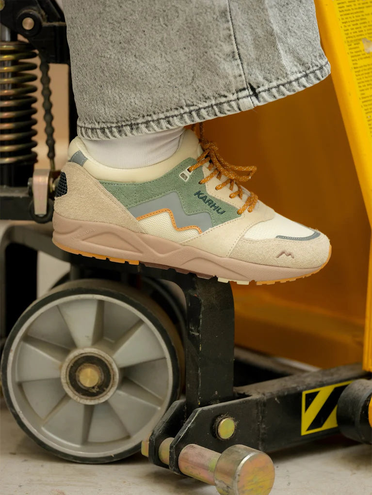 KARHU Aria 95 x MÖLKKY Turtledove Iceberg Green