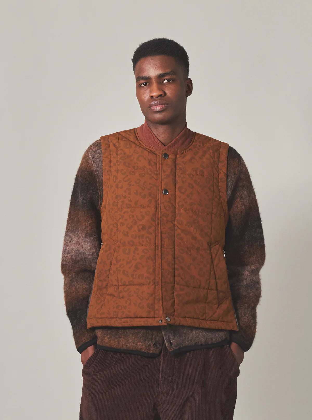 Gilet Carlton UNIVERSAL WORKS en Polytech recyclé orange léopard