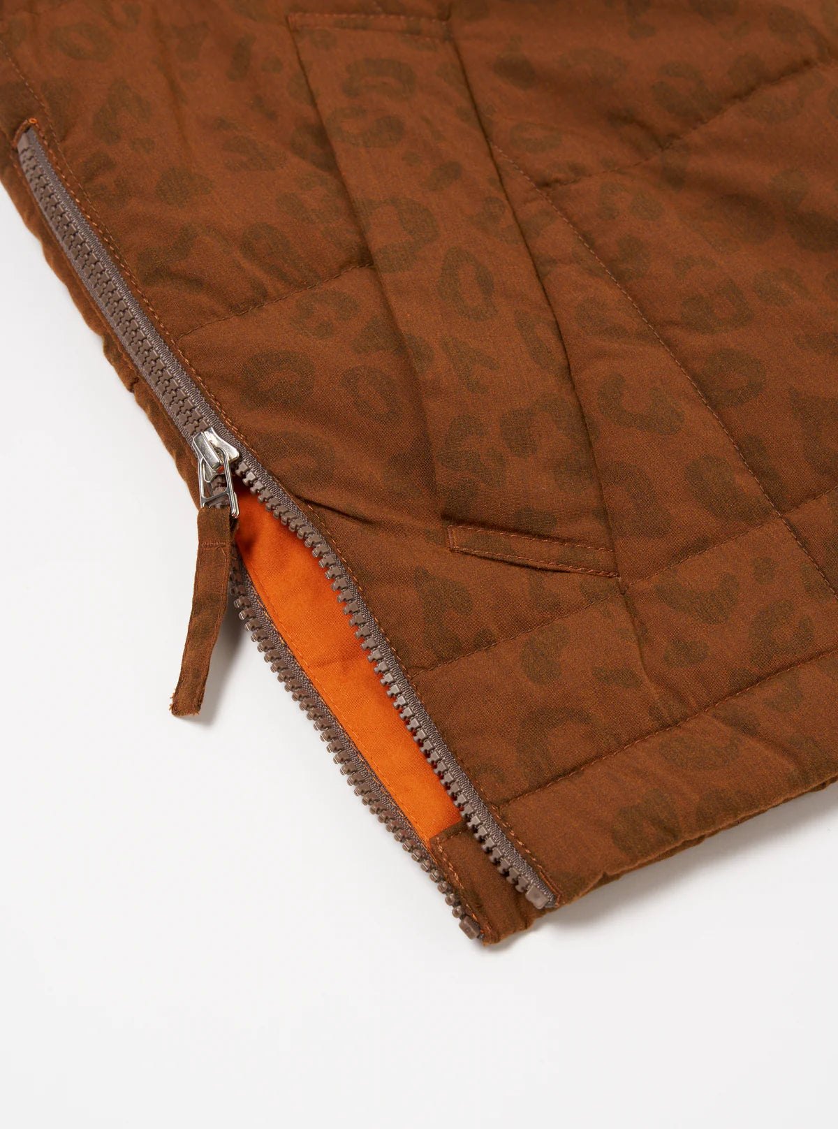 Gilet Carlton UNIVERSAL WORKS en Polytech recyclé orange léopard