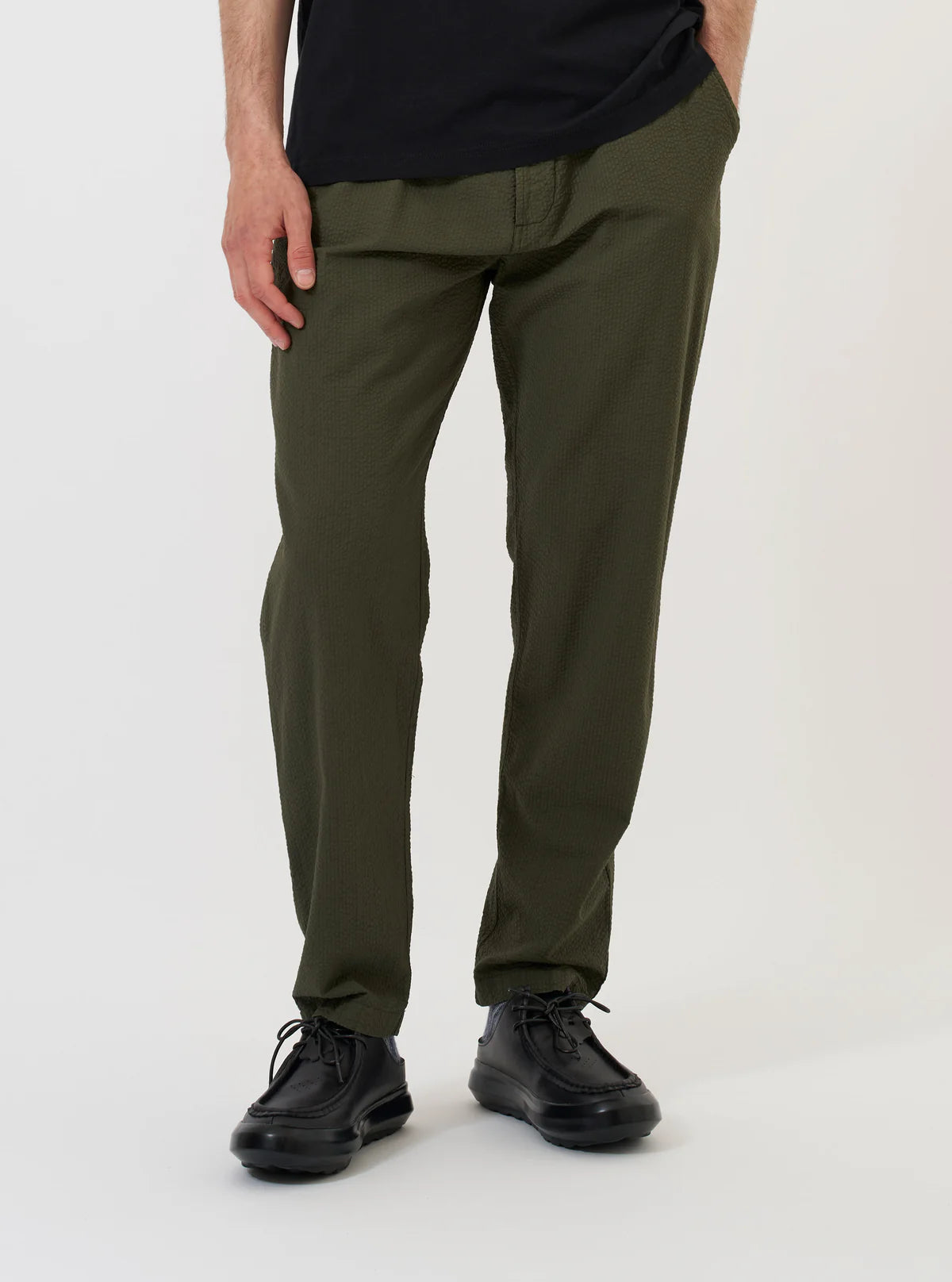 UNIVERSAL WORKS Chino Militare Seersucker Merida Oliva