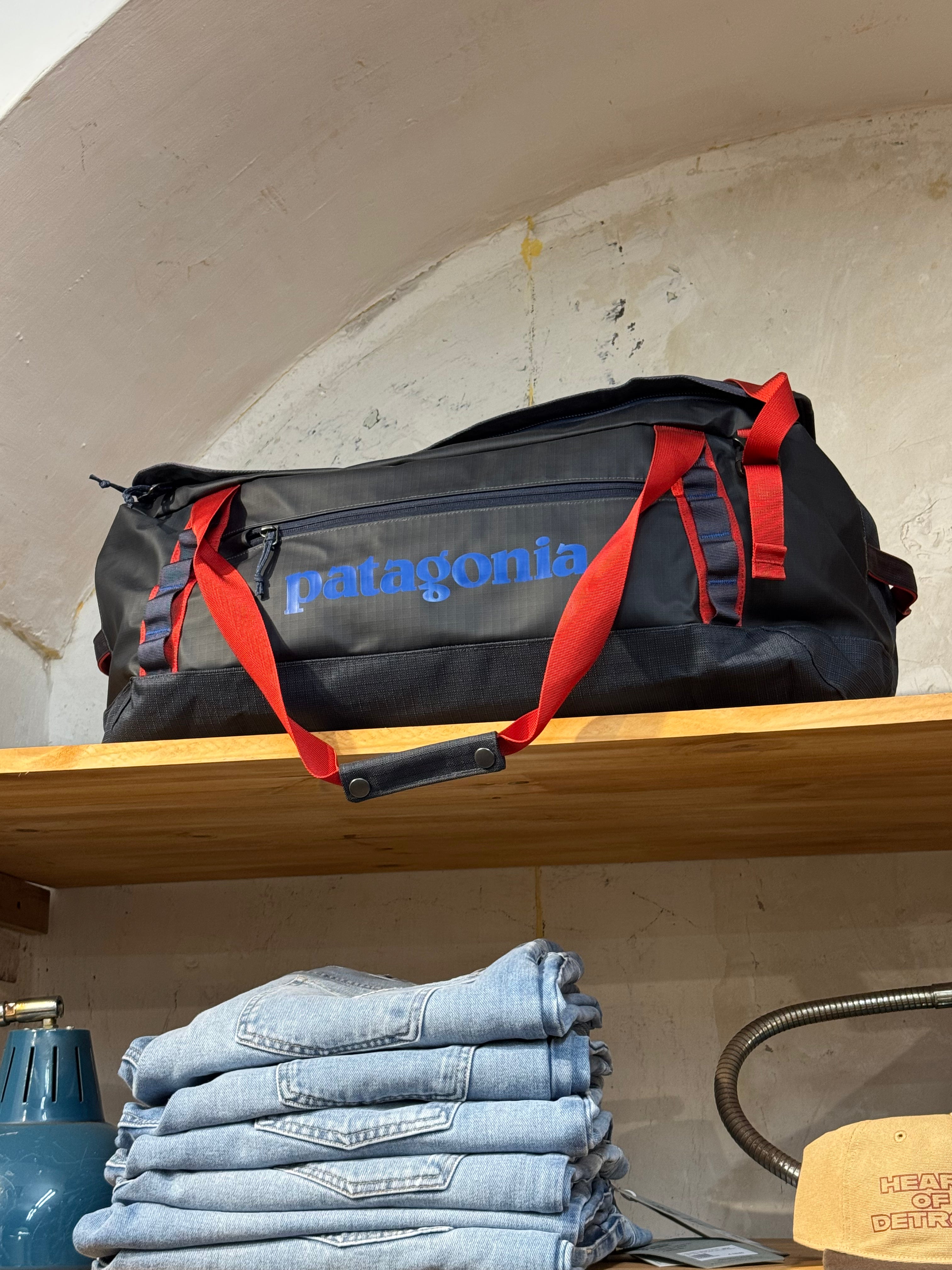 PATAGONIA Black Hole® Duffel 55L Smolder Blue Amanita Red SMRE