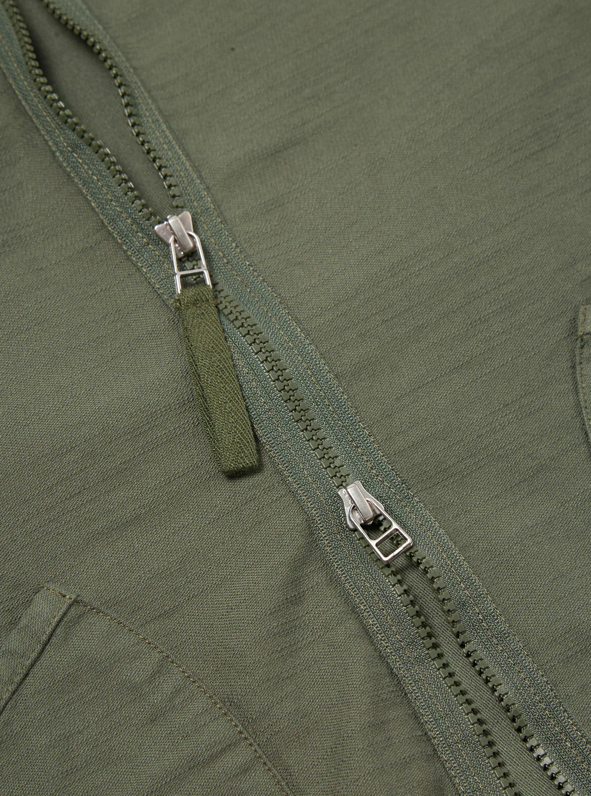 Giacca con zip UNIVERSAL WORKS in raso slub color oliva